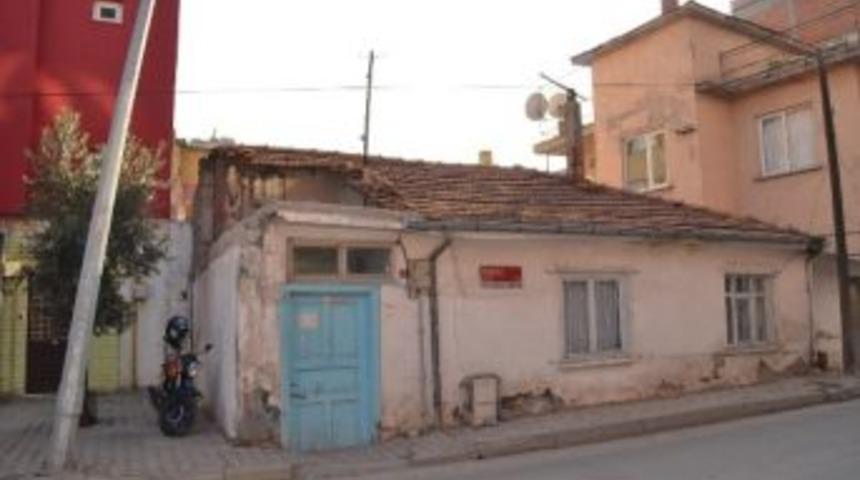 Elektrik Direği Evi Tehdit Ediyor