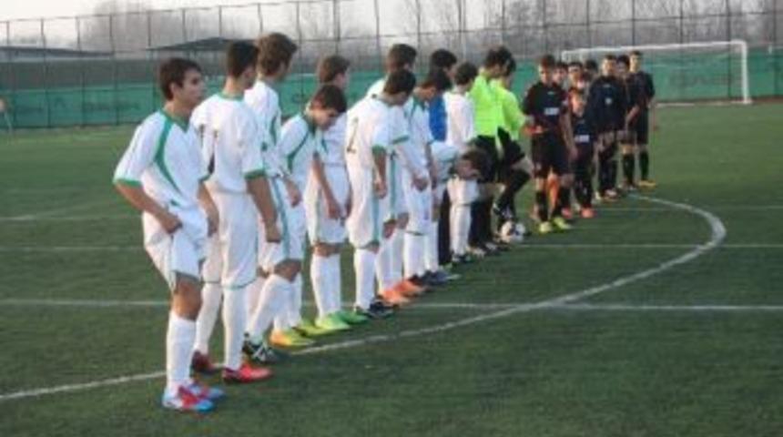 Hakemleri, Ma&ccedil;ta Oturarak Protesto Ettiler