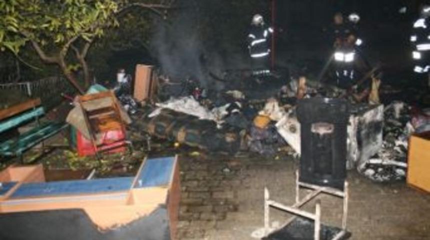 Evden Atılan Kiracı Eşyaları Ateşe Verdi