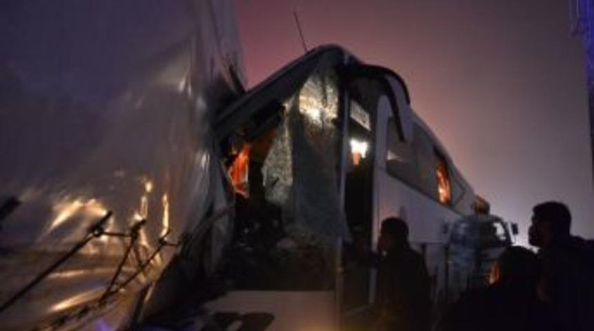 Kulu Makasında Zincirleme Trafik Kazası; 1 &Ouml;l&uuml;, 28 Yaralı