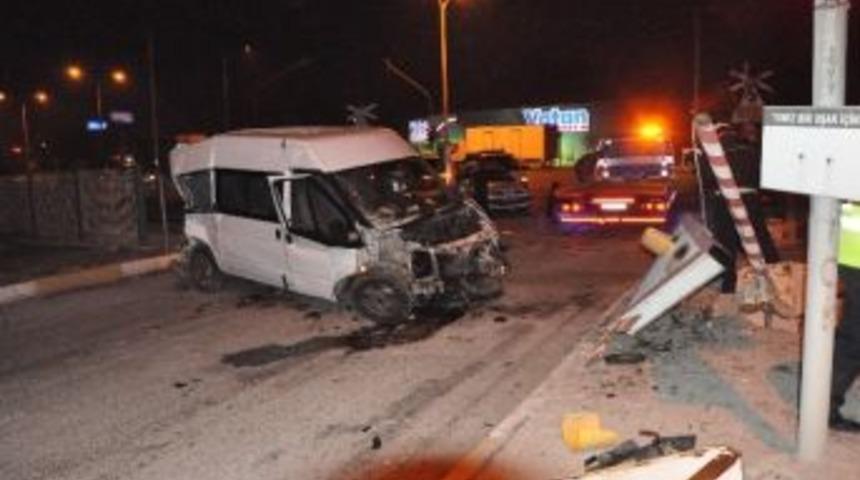 Uşak&rsquo;ta Polis Minib&uuml;s&uuml; İle Tren &Ccedil;arpıştı, 2 Polis Yaralı