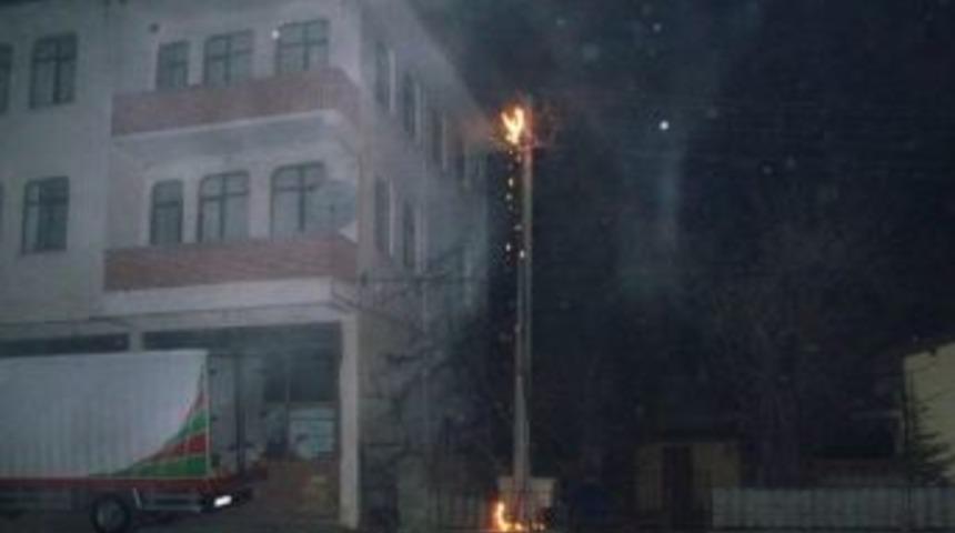 Elektrik Direğinde &Ccedil;ıkan Yangın Korkuttu