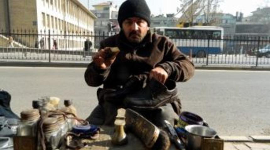 (&ouml;zel Haber) Ge&ccedil;imini Kundura Boyacılığı Yaparak Sağlıyor