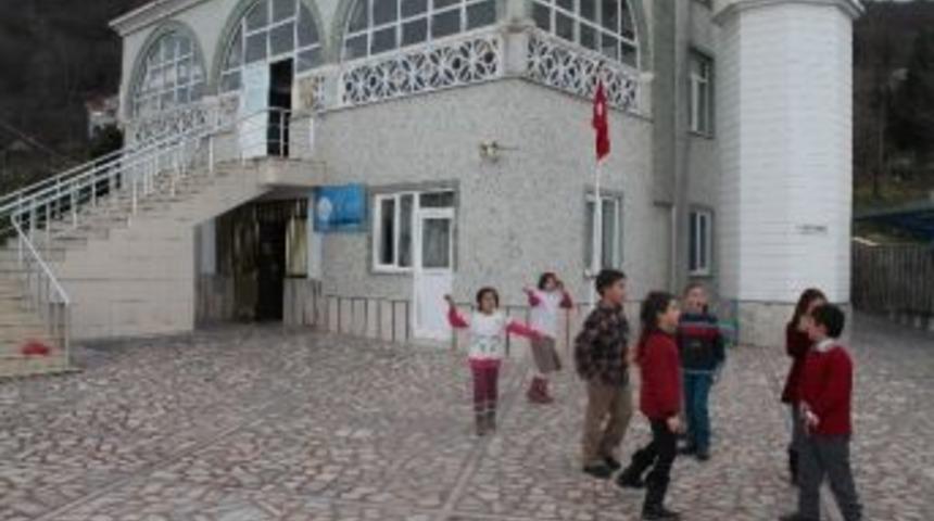 Cami Altında Ders, Avlusunda Tenef&uuml;s