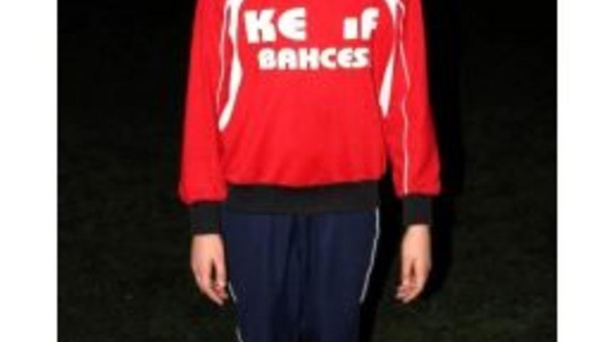 Erkek Futbol Takımı Gol Sorununu Bayan Forvetle &Ccedil;&ouml;zd&uuml;