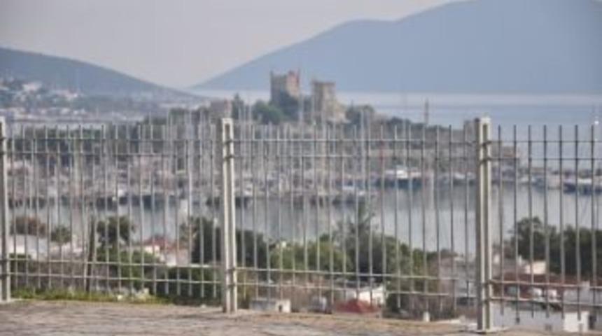 Bodrum Antik Tiyatro Karşısına Konulan Korkuluklar Kaldırılıyor