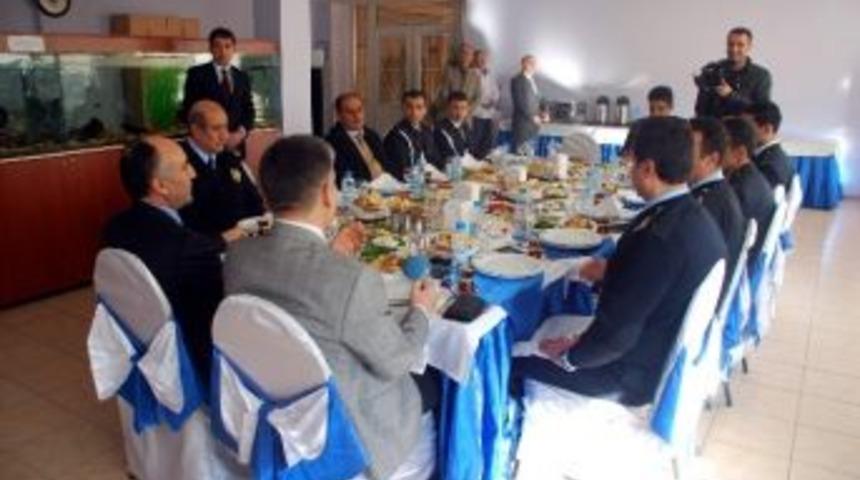 Polis Meslek Y&uuml;ksek Okulu &Ouml;ğrencileri Basın Mensupları İle Bir Araya Geldi