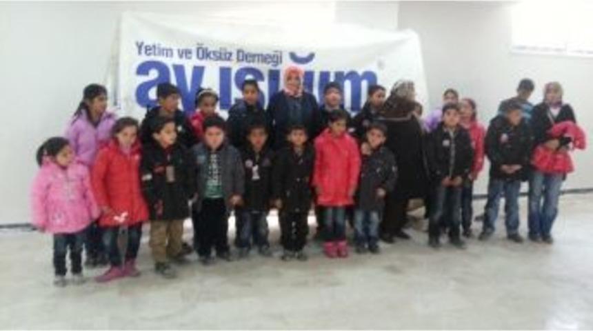 Yetim Ve Yardıma Muhta&ccedil; 1453 &Ccedil;ocuğa Mont Dağıtıldı