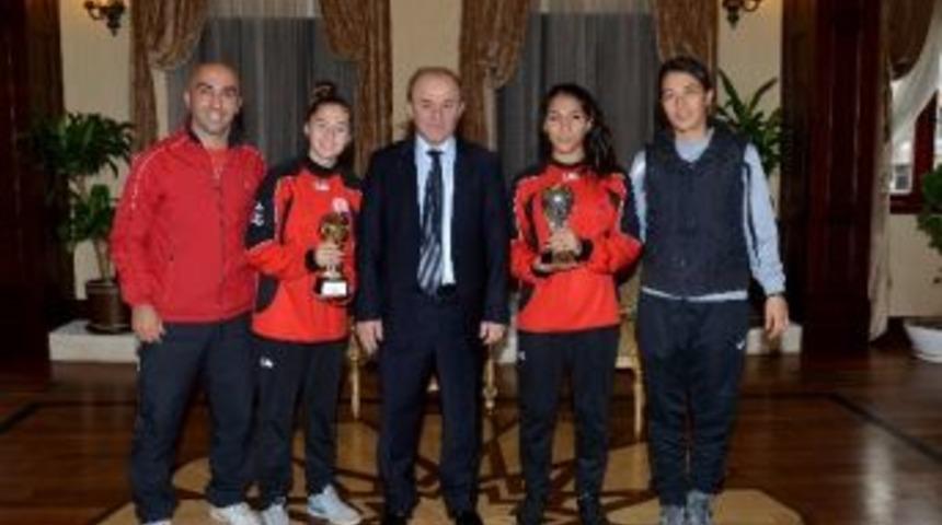 Kadın Futbol Takımı, Kupalarını Vali &Ouml;zt&uuml;rk&rsquo;e Takdim Etti