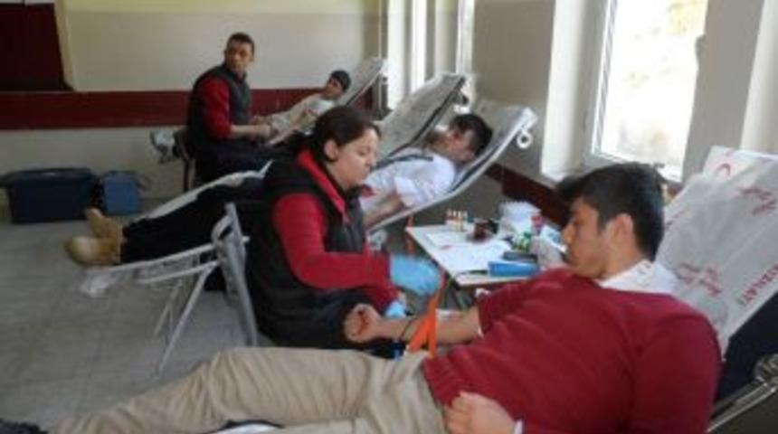 End&uuml;stri Meslek lisesi &ouml;ğrencileri kan bağışında bulundu