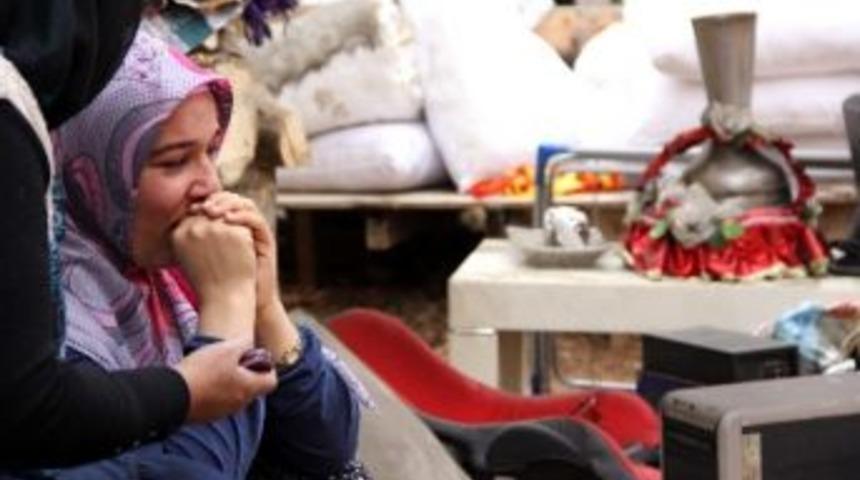 Yanan &Ccedil;eyizinin Başında G&ouml;zyaşı D&ouml;kt&uuml;