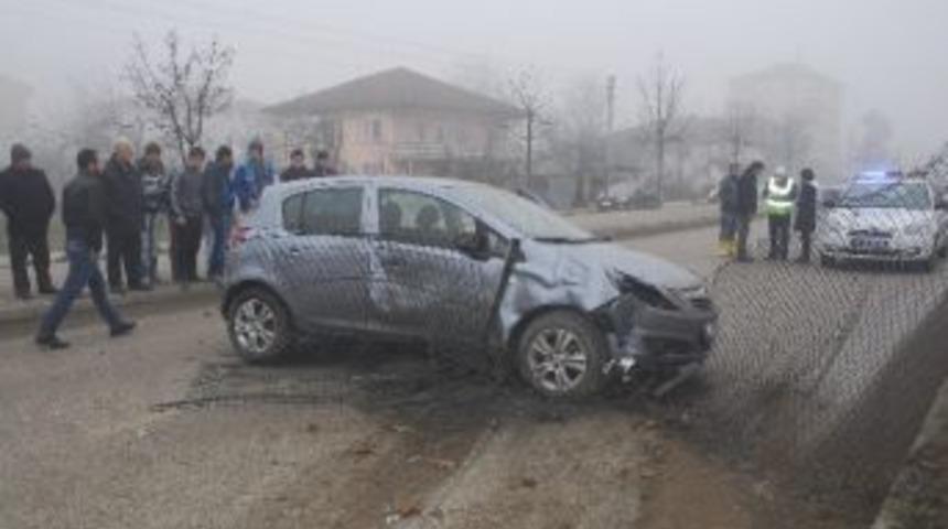 Yoldan &Ccedil;ıkan Otomobil Karşı Şeride Ge&ccedil;ti