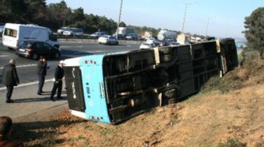 Tem Otoyolu&rsquo;nda Otob&uuml;s Devrildi: 3 Yaralı