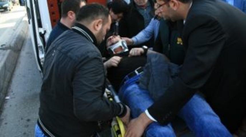 Otomobile &Ccedil;arpan Beton Mikseri Yola Devrildi: 2 Yaralı