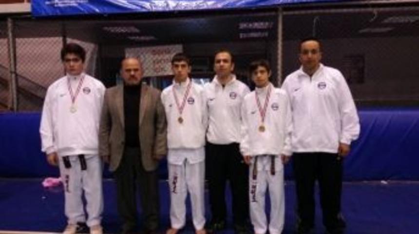 Tekwandoda Sotes'in Sporcuları Madalyalarla D&ouml;nd&uuml;