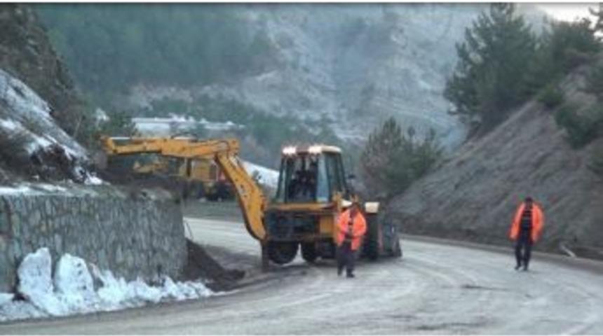 G&ouml;yn&uuml;k Yolunda Toprak Ve Kaya Par&ccedil;aları Temizleniyor