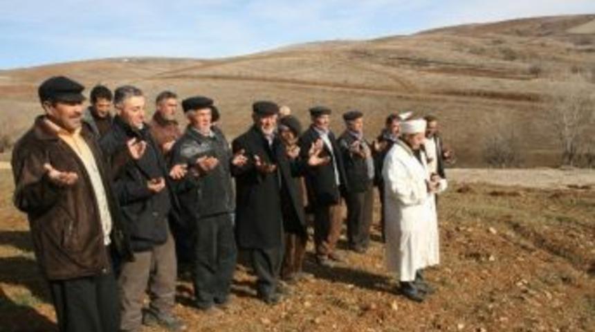 Yozgat&rsquo;ta &Ccedil;ift&ccedil;iler Kar Duasına &Ccedil;ıktı