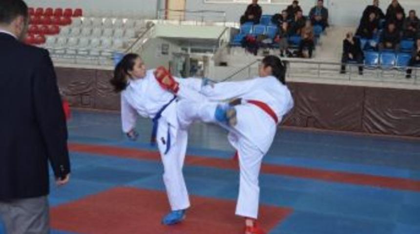 Liseli Tekmeler Şampiyonluk İ&ccedil;in Kalktı