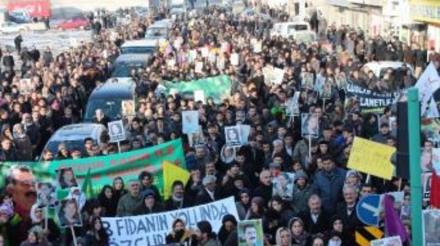 Paris&rsquo;te &Ouml;ld&uuml;r&uuml;len Pkk&rsquo;lı 3 Kadın İ&ccedil;in Y&uuml;r&uuml;y&uuml;ş D&uuml;zenlendi