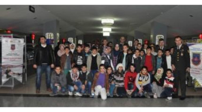 &Ouml;ğrenciler Komutanlarla Birlikte Film İzledi