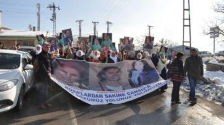 Fransa'da &Ouml;ld&uuml;r&uuml;len 3 Kadın İ&ccedil;in Y&uuml;r&uuml;y&uuml;ş D&uuml;zenlendi