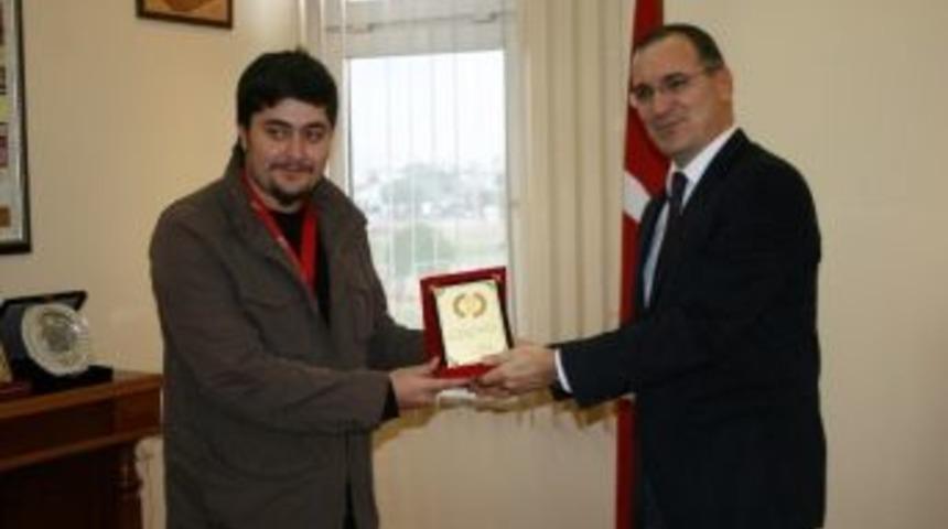 Didimli Ok&ccedil;ulardan Kaymakam Emiroğlu'na Plaket Verdi