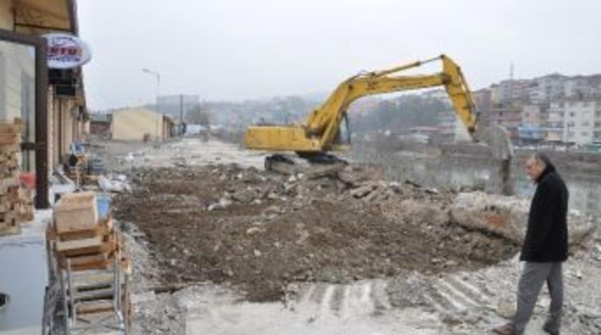 Alaplı&rsquo;da Yeni Belediye D&uuml;kkanlarında &Ccedil;evre D&uuml;zenleme &Ccedil;alışması Başladı