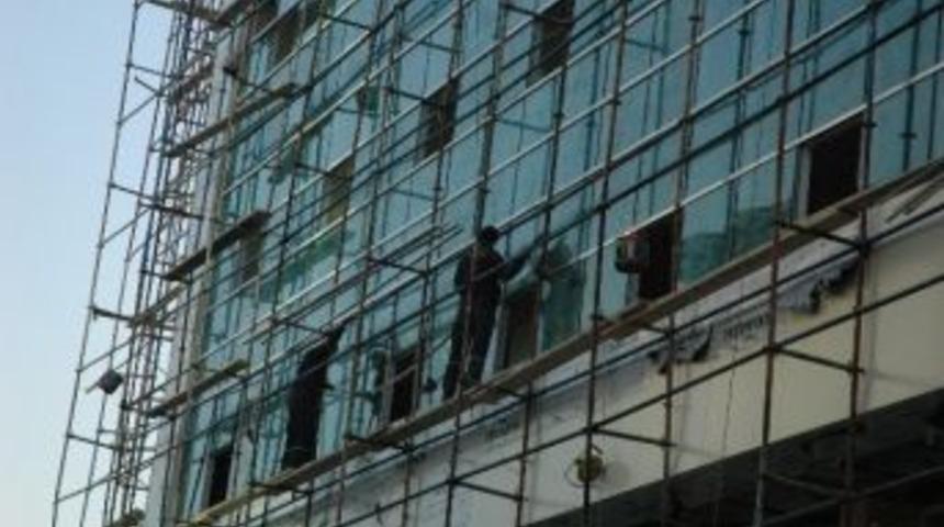 İnşaat İş&ccedil;ileri İskele &Uuml;zerinde Ateş Yakarak Isındı