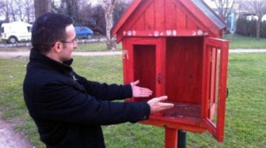 Mini K&uuml;t&uuml;phanenin Camlarını Kırıp, Kitaplarını &Ccedil;aldılar