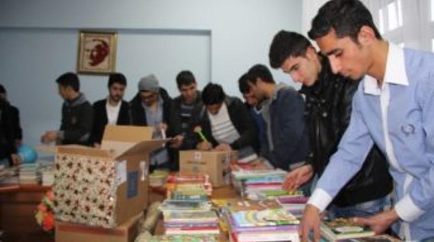 Meslek Y&uuml;ksek Okulu &Ouml;ğrencilerinden Kitabım Senin Olsun Kampanyası