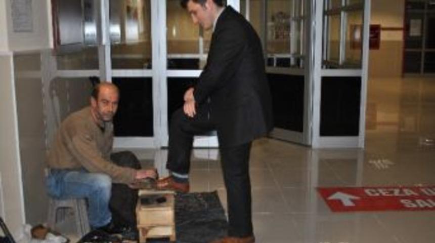 Mahkeme Koridorunda Ayakkabı Boyuyor