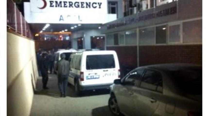 Bileklerini Bı&ccedil;akla Kesen Şahıs Yaralandı