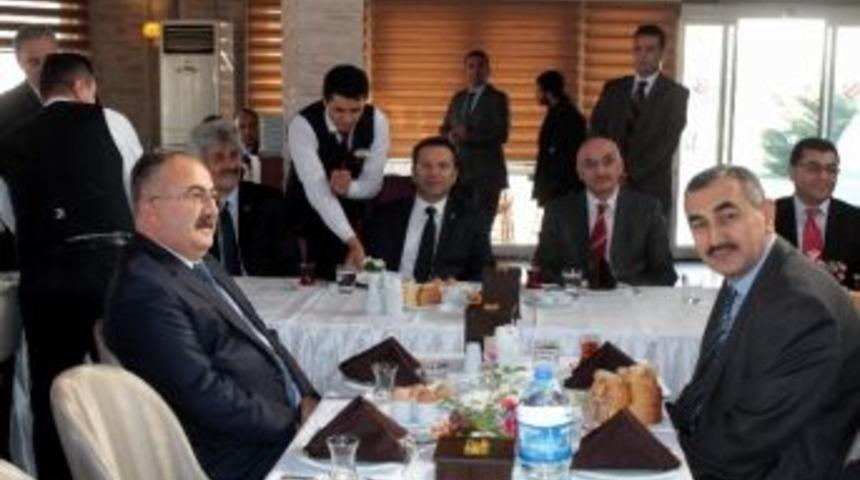 Vali Aksoy Gazetecilerle Bir Araya Geldi