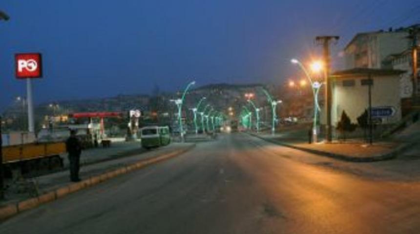 Karşıyaka mahallesinde aydınlatma  lambaları takıtıldı