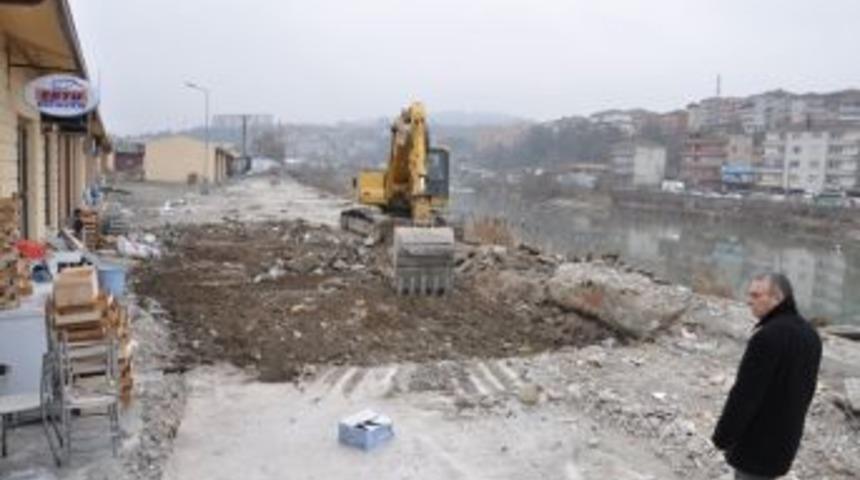 Yeni d&uuml;kkanların &Ccedil;evre d&uuml;zenleme  &ccedil;alışması başladı