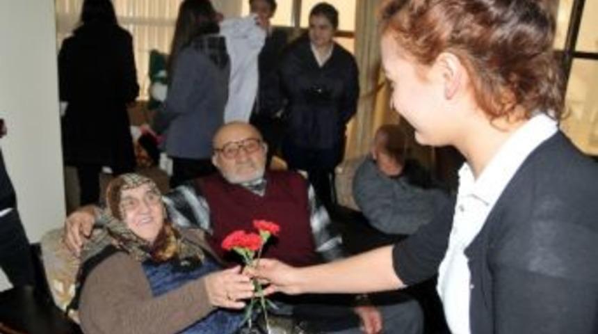 Ke&ccedil;i&ouml;renli G&uuml;ng&ouml;rm&uuml;şlere &Ouml;ğrencilerden Kişisel Bakım