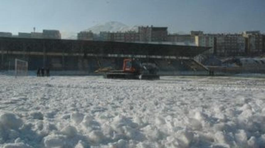 Şehir Stadı Kardan Temizlendi