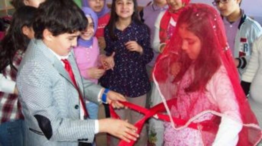 Aksaray'da &Ouml;ğrencilerden Kına Gecesi