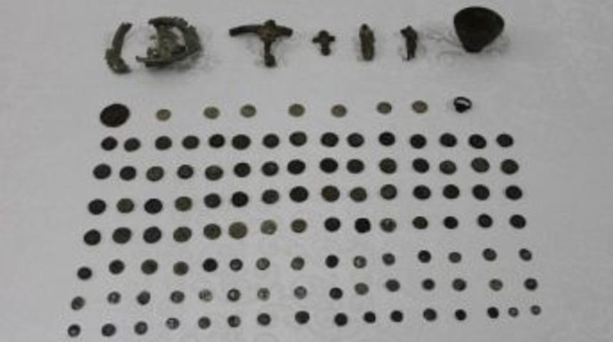 Tarihi Eserleri Jandarmaya Satmak İstedi