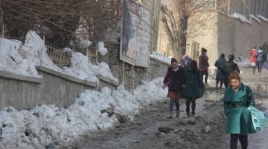 Okul &Ccedil;atılarındaki Buz Sarkıtları Tehlike Sa&ccedil;ıyor