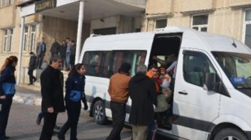 Suriyeli Ailelere Belediye İş&ccedil;ileri Sahip &Ccedil;ıktı