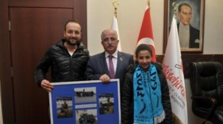 Başarılı Minik Y&uuml;z&uuml;c&uuml; Vali Tuna&rsquo;yı Ziyaret Etti