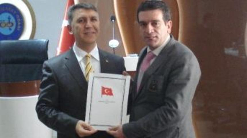 &Ouml;demiş Kaymakamı Apdullah D&ouml;lek, Basın Mensuplarına Teşekk&uuml;r Belgesi Dağıttı.