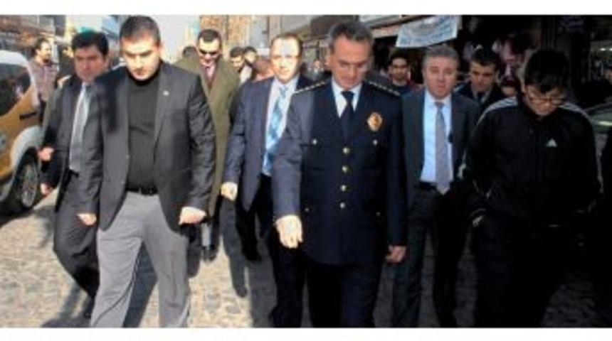 Diyarbakır Emniyet M&uuml;d&uuml;r&uuml; G&uuml;ven İle Vatandaşların Vedalaşması