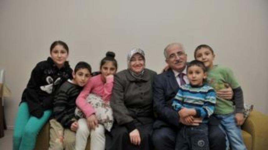 Vali Tuna Ve 'eşi Sevgi Evleri'nde