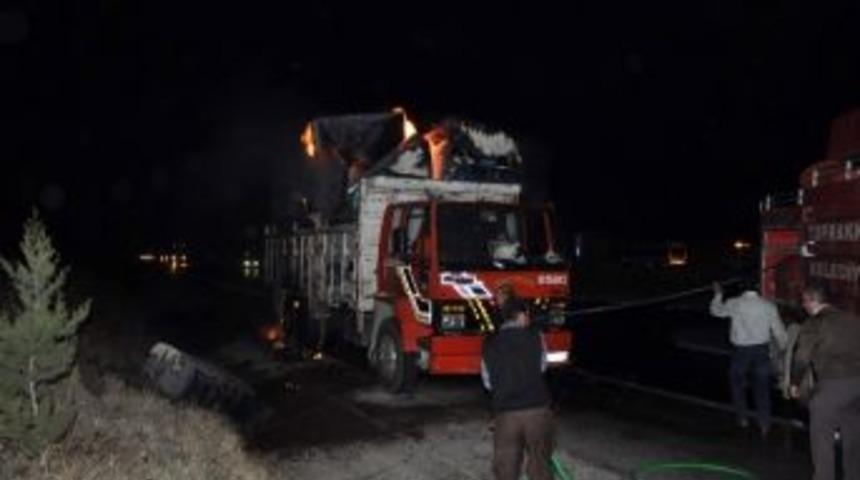Pamuk Y&uuml;kl&uuml; Kamyon Seyir Halindeyken Yandı