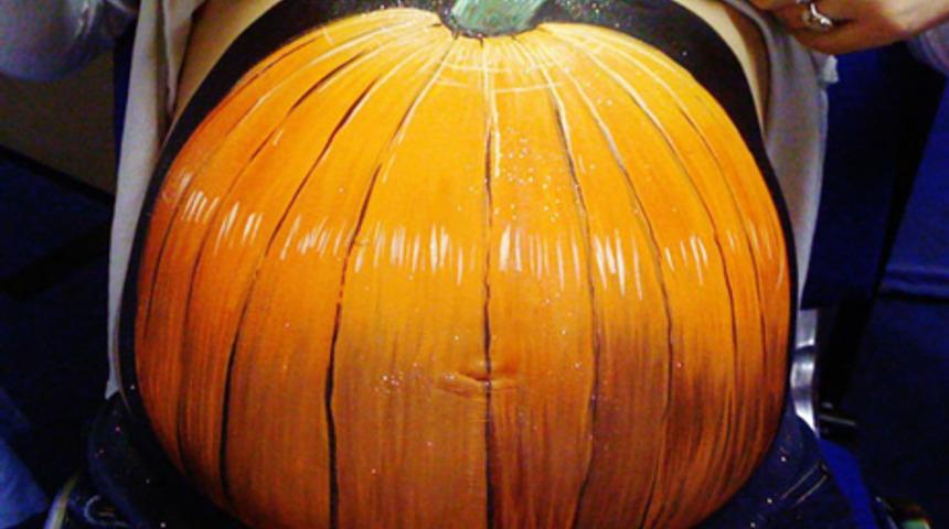 Tuval yerine hamile kadınların g&ouml;beğini kullanıyor!