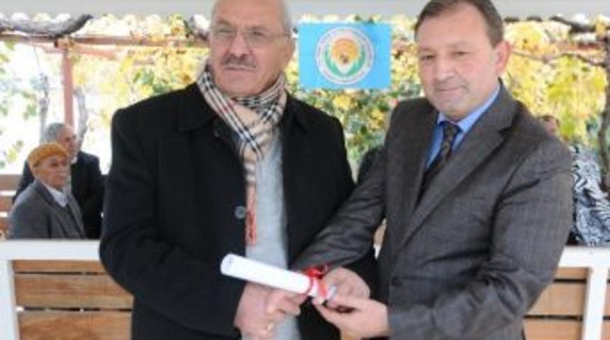 Bakan &Ccedil;avuşoğlu&rsquo;nun Babasına Sertifika