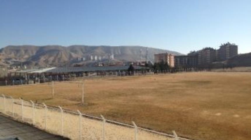 Darende G&uuml;reş Sahası Ve Futbol Sahası Onarılıyor