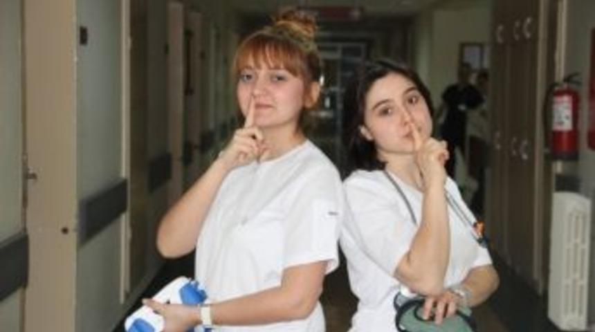 Bu Hemşireler Hem Okuyor Hem &Ccedil;alışıyor